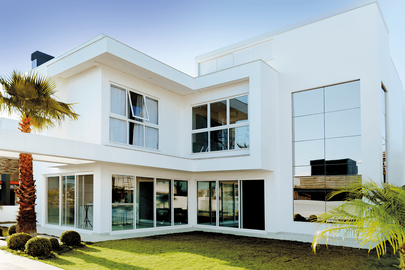 Residência de alto padrão com esquadrias de PVC brancas