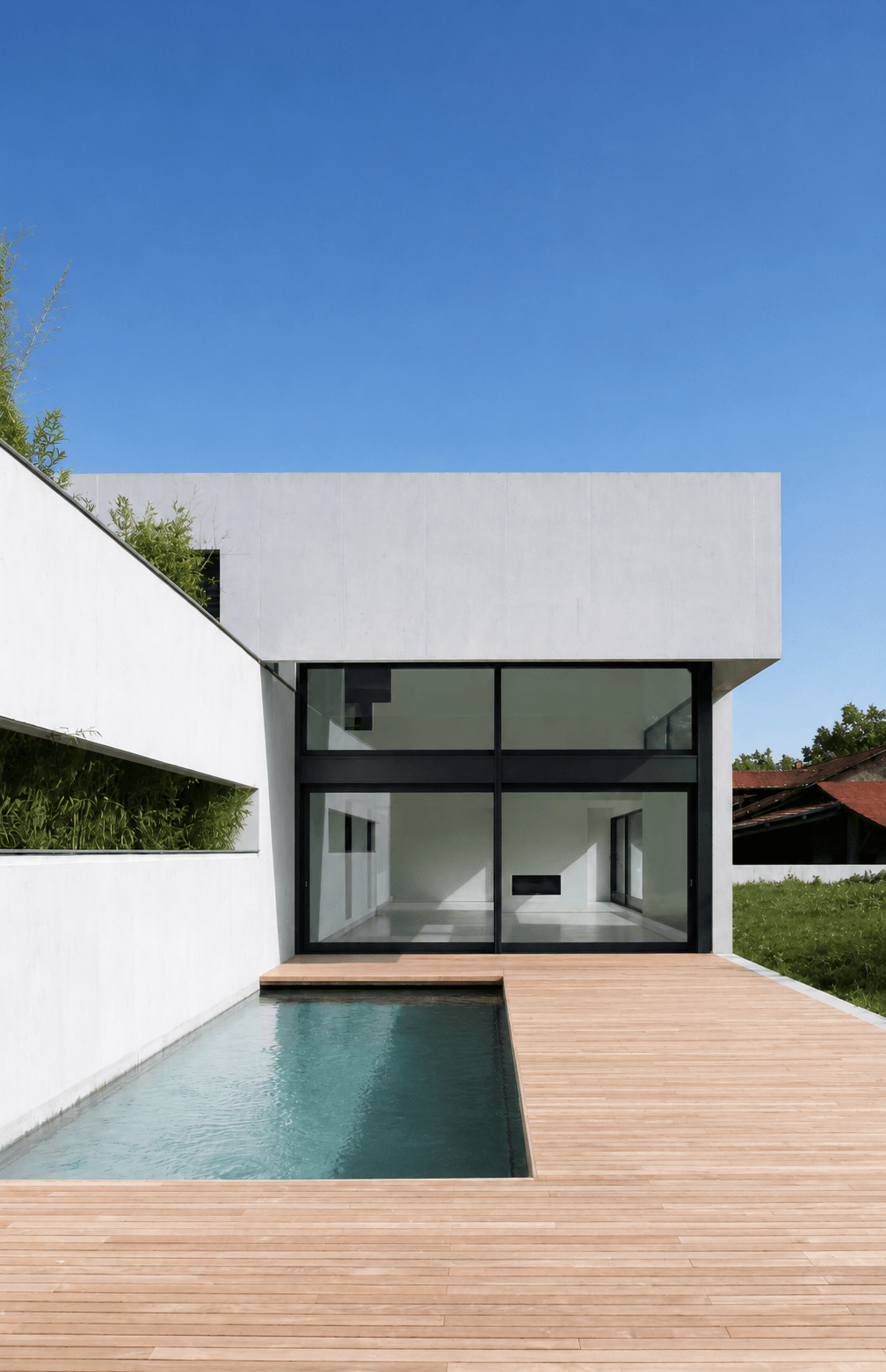 Casa minimalista com grandes vidros e esquadrias em área de piscina