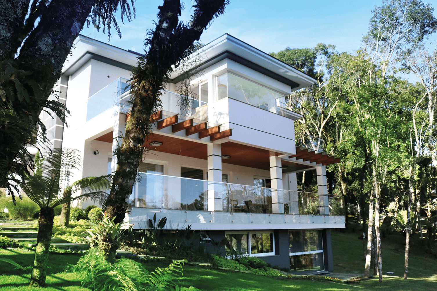 Casa com amplos vidros e esquadrias de PVC